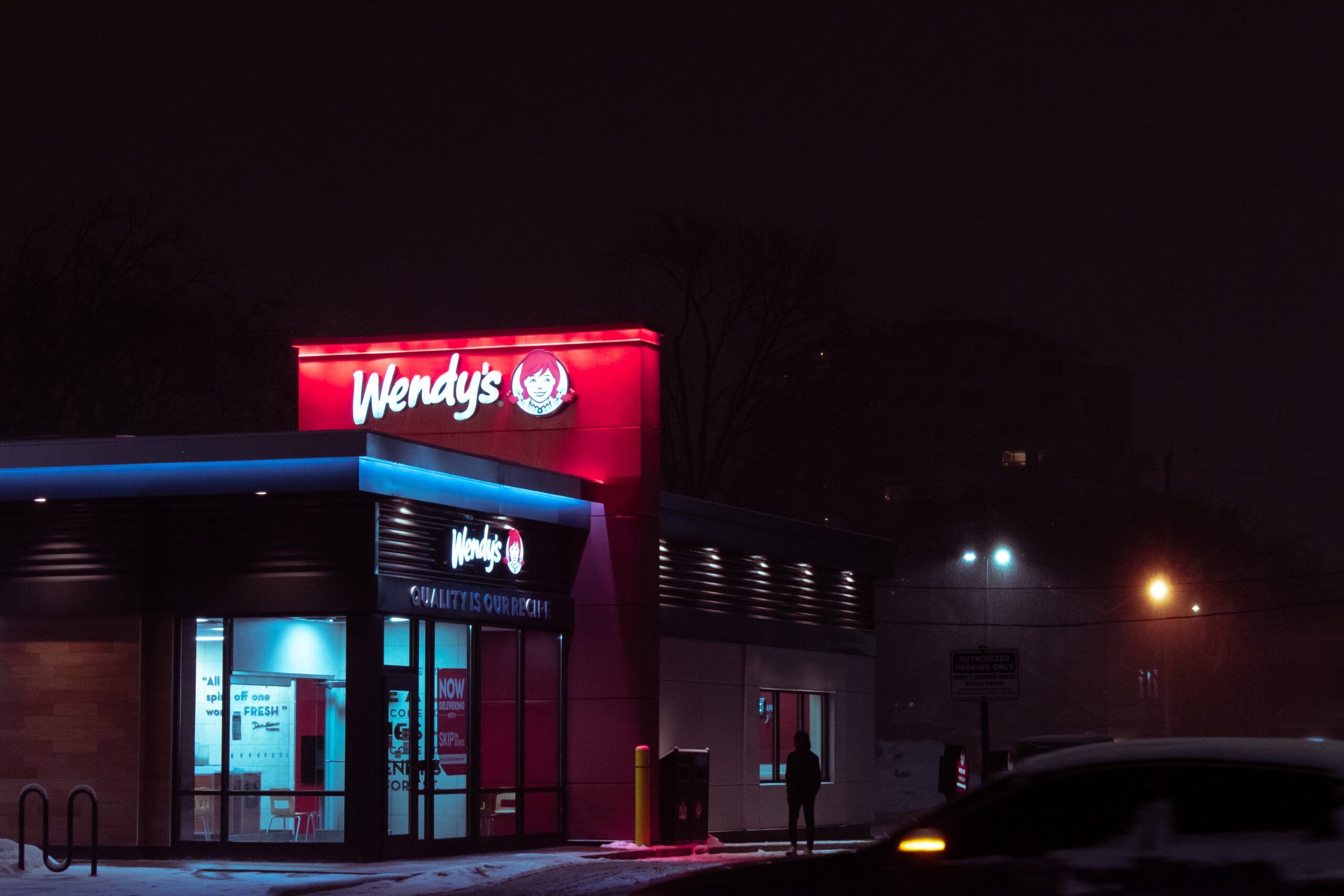Employee shot at wendy's in St. Louis, MO.
